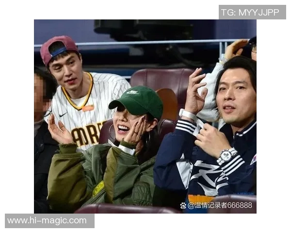 双人头像展现足球明星男生的魅力与风采,足球场上的青春与激情尽显无遗